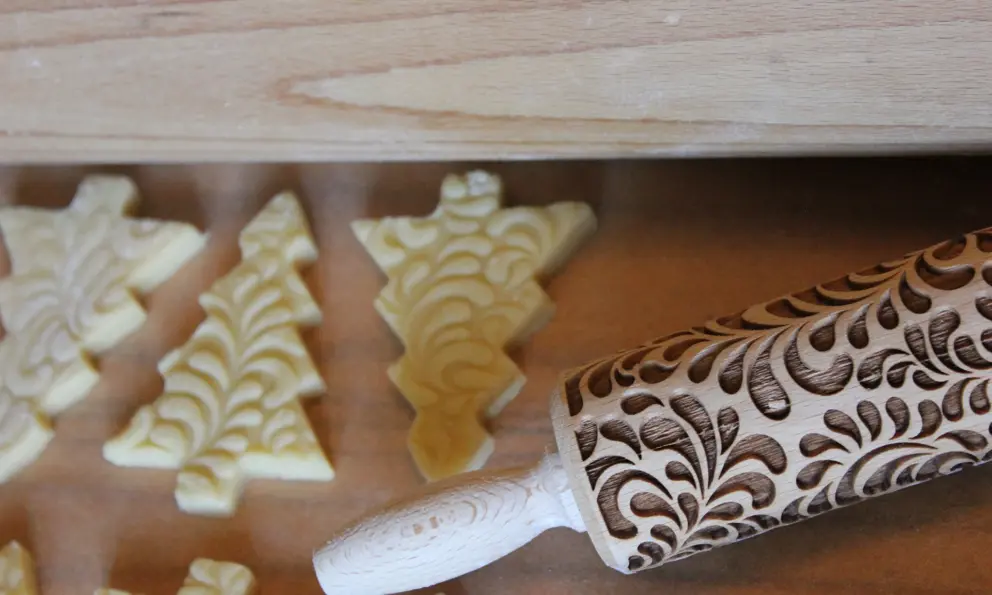 Große Teigrolle und kleine Prägerolle aus Buchenholz