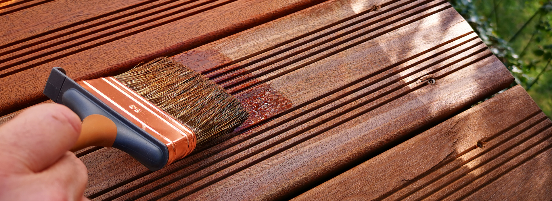 Nutzungsdauer von Terrassendielen durch Pflege verlängern.