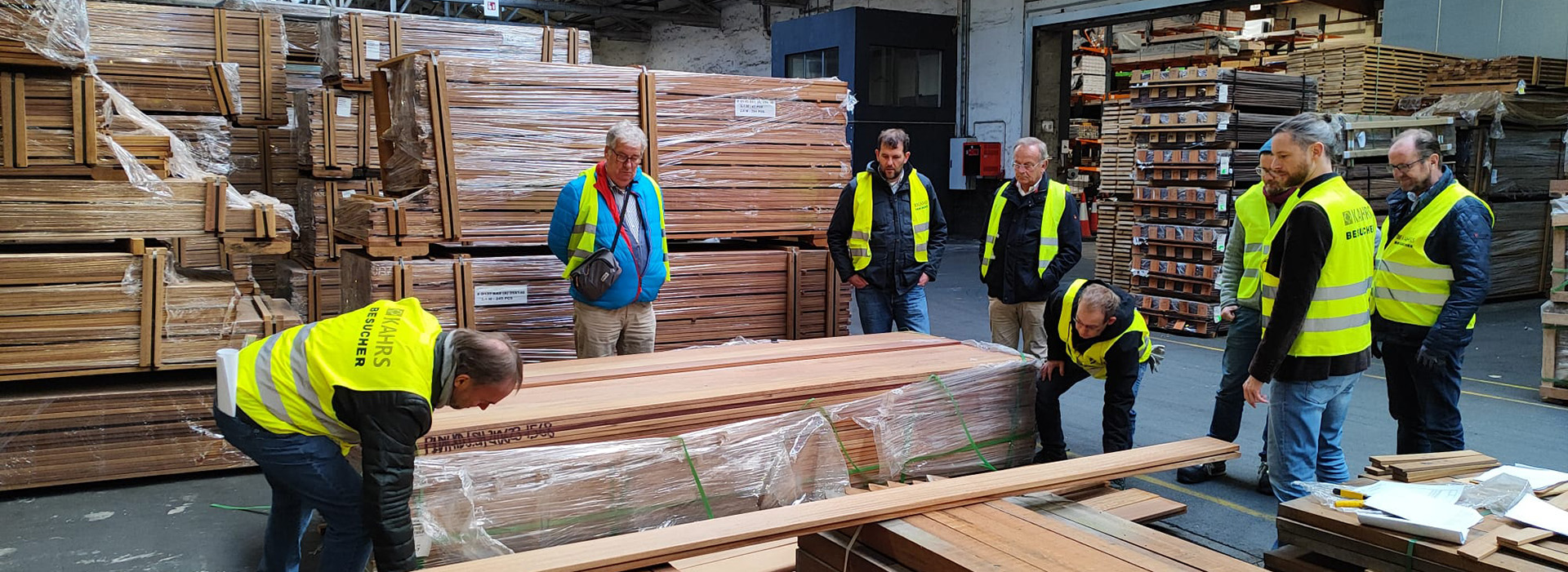 Geschultes Personal sortiert tropische Laubhölzer nach Festigkeit.